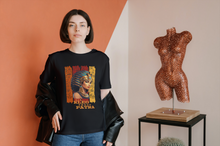 Laden Sie das Bild in den Galerie-Viewer, KLEO trägt PATRA - Basic Shirt Unisex