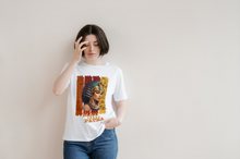Laden Sie das Bild in den Galerie-Viewer, KLEO trägt PATRA - Basic Shirt Unisex