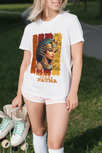 Laden Sie das Bild in den Galerie-Viewer, KLEO trägt PATRA - Basic Shirt Unisex