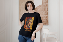 Laden Sie das Bild in den Galerie-Viewer, KLEO trägt PATRA - Basic Shirt Unisex